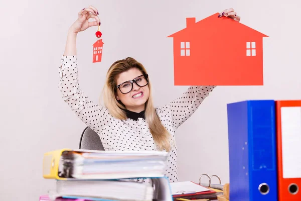 Lycklig Affärskvinna Sitter Vid Skrivbordet Full Dokument Pärmar Hon Håller — Stockfoto