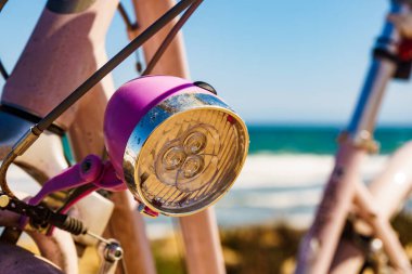 Sahilde park etmiş bir bayan bisiklet. Lamba elementi. Tatiller, spor ve yaz tatili.