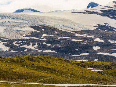 Yazın karlı zirveler ve buzullarla kaplı dağ manzarası. Lom ve Gaupne, Norveç arasında 55 Sognefjellet turistik güzergahı.