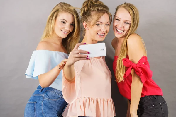 Μοντέρνο Γυναίκες Λήψη Selfie Αυτο Φωτογραφία Χρησιμοποιώντας Smartphone Διασκεδάζοντας Απολαμβάνοντας — Φωτογραφία Αρχείου