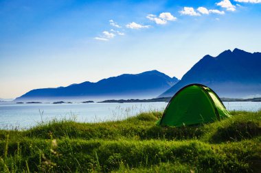 Yazın deniz kıyısında çadır. Okyanus kıyısında kamp yapmak. Lofoten takımadaları Norveç. Tatil ve seyahat.