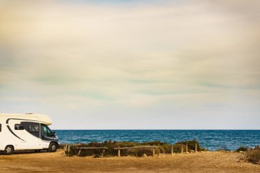 Kamp aracı, İspanya 'nın Akdeniz kıyısındaki eğlence aracı. Doğa plajında kamp yapmak. Tatiller ve karavanla seyahat.