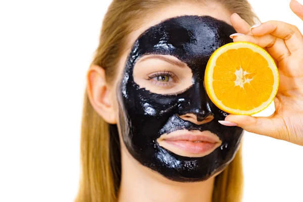 Wanita Dengan Carbo Detox Masker Kulit Hitam Wajah Memegang Buah — Stok Foto