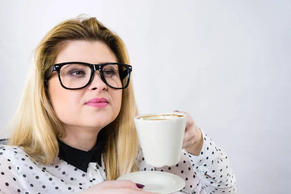 Gelukkige Vrouw Kantoor Drinken Warme Koffie Thee Genieten Van Haar — Stockfoto