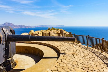 Castillitos bataryası Akdeniz kıyısında, Cartagena, Murcia, İspanya 'da. Savunma kalesi. Tarihi dönüm noktası.