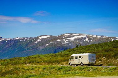 Turizm tatili ve seyahat. Yoldaki kamp arabası, yaz dağları manzarası. Ulusal turizm rotası Aurlandsfellet.