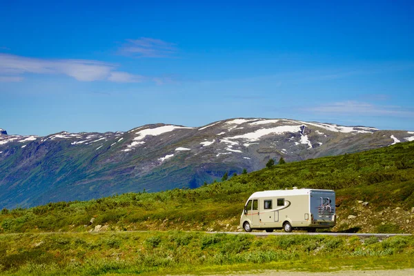 Vacaciones Turísticas Viajes Coche Campista Carretera Paisaje Las Montañas Verano —  Fotos de Stock