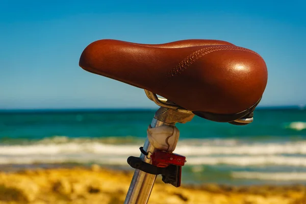 Bicicleta Feminina Livre Estacionado Praia Costa Mar Elemento Assento Férias — Fotografia de Stock