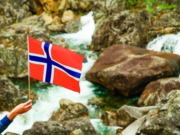 Mano Turistica Tenuta Bandiera Norvegese All Aperto Contro Rocce Natura — Foto Stock