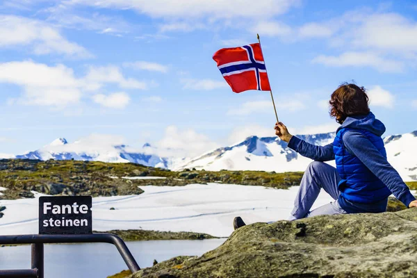 Tourist Woman Enjoy Mountains Landscape Fantesteinen Point Holding Norwegian Flag — Stock Photo, Image