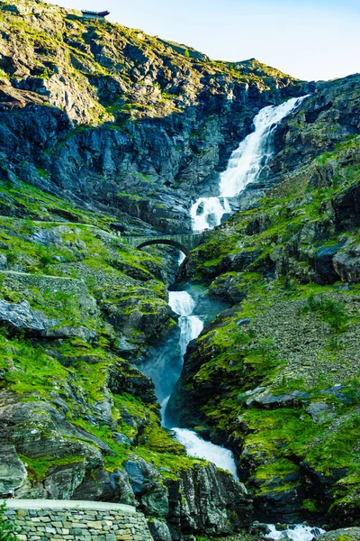 挪威欧洲的特罗尔斯特根山路风景秀丽 瀑布和桥上方的观景台 国家旅游路线 — 图库照片