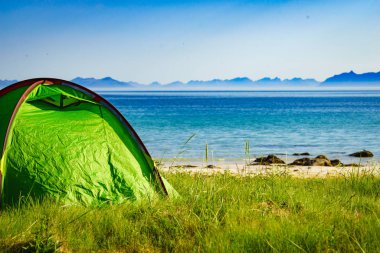 Yazın deniz kıyısında çadır. Okyanus kıyısında kamp yapmak. Lofoten takımadaları Norveç. Tatil ve seyahat.