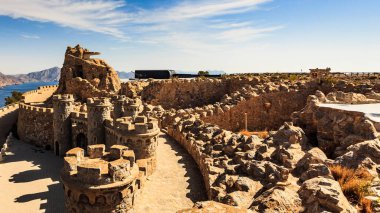 Turistik bir yer. Castillitos bataryası, İspanya Cartagena, Cabo Tinoso. Sahil savunma için askeri top, donanma topları. Mezranon Silahları.