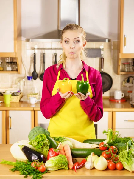 Misstrauische Junge Frau Mit Paprika Gemüse Denkt Über Essen Nach — Stockfoto