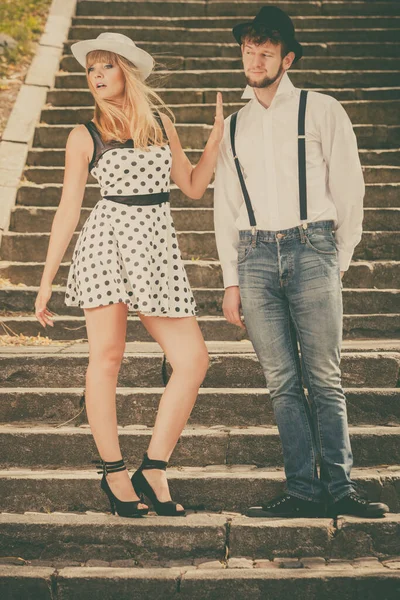 暑假爱的关系和约会概念 浪漫嬉戏的情侣复古风格市楼梯上调情 — 图库照片