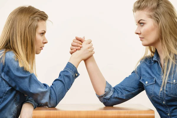 Deux Femmes Compétitives Sérieuses Qui Battent Bras Fer Rivalisent Entre — Photo