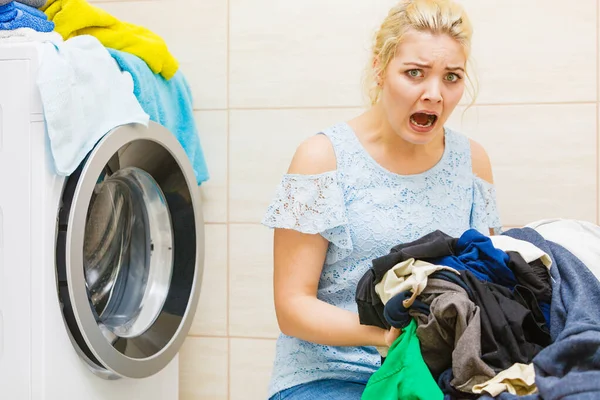 Kirli Çamaşır Bozuk Çamaşır Makinesiyle Banyoda Mutsuz Bir Kadın Sıkı — Stok fotoğraf