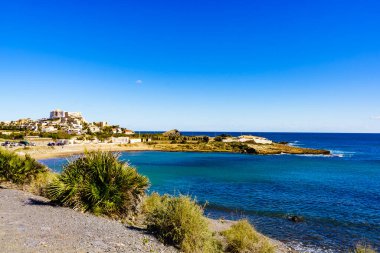 Akdeniz kıyısı manzarası, Murcia bölgesindeki İspanyol kıyı şeridi. Turistik bir yer. Cabo de Palos 'ta Cala Reona.