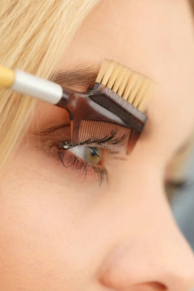 Primer Plano Mujer Haciendo Maquillaje Preparación Pestañas Usando Herramienta Cepillo — Foto de Stock