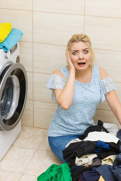 Nešťastná Žena Koupelně Hromadou Špinavého Oblečení Koncept Praní Tvrdá Práce — Stock fotografie
