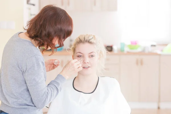 Kozmetik Güzellik Prosedürleri Makyaj Konsepti Kadın Yüzü Boyası Makyaj Sanatçısı — Stok fotoğraf