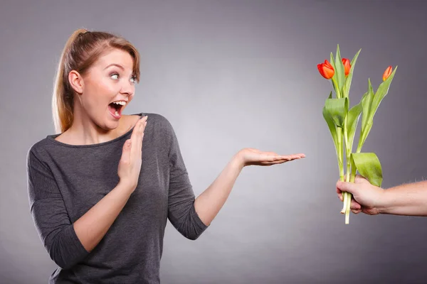 Besprechungs Und Terminkonzept Freundin Auf Date Bekommt Strauß Roter Tulpen — Stockfoto