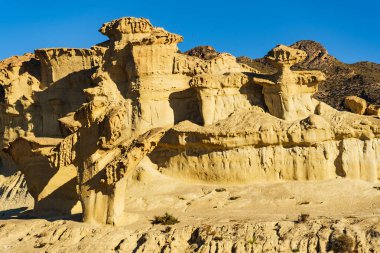 Büyülü şehir Bolnuevo, sarı kumtaşı oluşumlarını aşındırdı, Murcia İspanya. Turist eğlencesi.