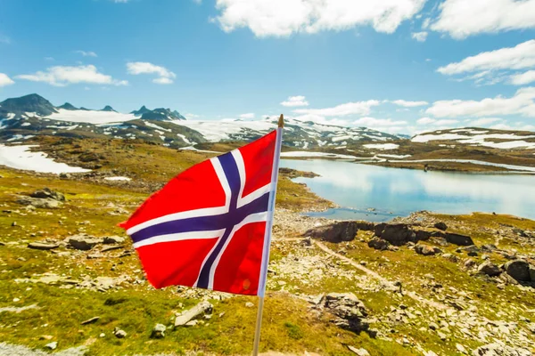 Bandiera Norvegese Sventola Contro Montagne Innevate Paesaggio Estate Itinerario Turistico — Foto Stock