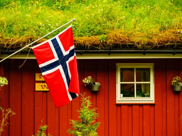 Bandera Noruega Ondeando Contra Típica Casa Campo Roja Con Hierba — Foto de Stock