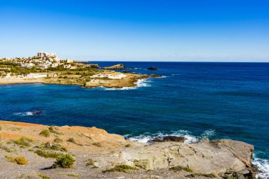 Akdeniz kıyısı manzarası, Murcia bölgesindeki İspanyol kıyı şeridi. Turistik bir yer. Cabo de Palos 'ta Cala Reona.