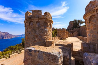 Turistik bir yer. Castillitos bataryası, İspanya Cartagena, Cabo Tinoso. Ortaçağ şatosunu taklit eden tahkimatlar. Askeri sığınak..