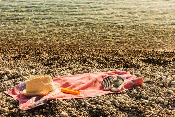 Strand Kiegészítők Egy Törülközőt Napozásra Napos Kalapját Flip Papucs Stone — Stock Fotó