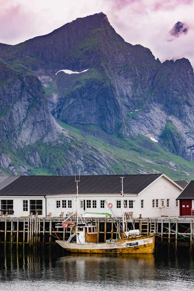 Naturskön Fjordlandskap Med Fiskeby Kust Med Skarpa Höga Bergstoppar Lofoten — Stockfoto