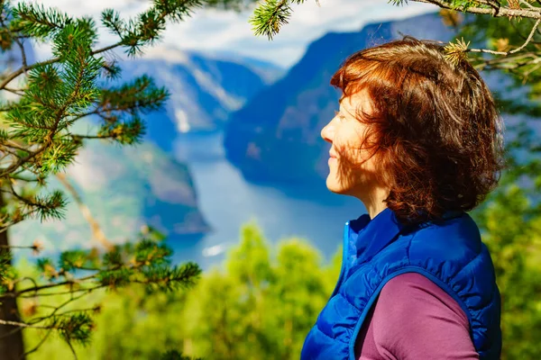 Mujer Turista Cima Montaña Mirando Las Montañas Fiordos Noruega Ruta — Foto de Stock