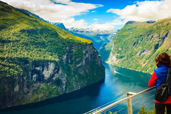 Turista Femenina Disfrutando Una Vista Panorámica Sobre Fiordo Geirangerfjord Con — Foto de Stock