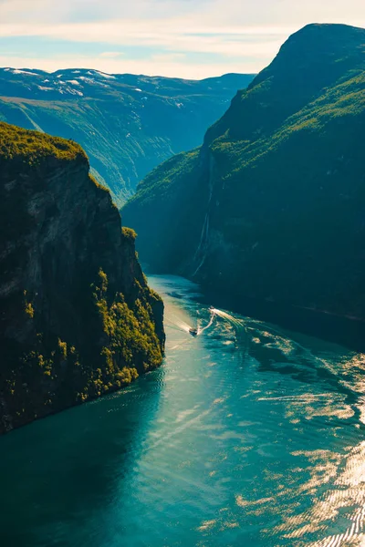 Fjord Geirangerfjord Mit Fähre Blick Vom Aussichtspunkt Ornesvingen Norwegen Reiseziel — Stockfoto