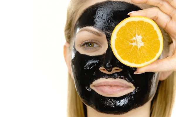 Wanita Dengan Carbo Detox Masker Kulit Hitam Wajah Memegang Buah — Stok Foto