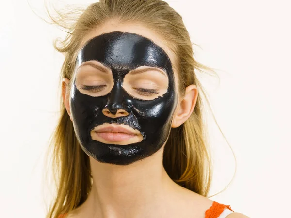 Ung Kvinna Med Carbo Detox Svart Peel Mask Ansiktet Vitt — Stockfoto