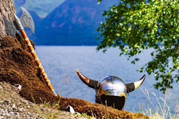 Шлем Викингов Топором Берегу Фьорда Норвегии Туризм Путешествия — стоковое фото