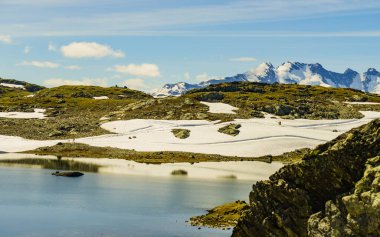 Spor aktivitesi. Norveç, Lom ve Luster arasında 55 Sognefjellet ulusal turizm rotasındaki kayak pistleri.