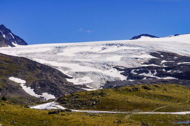 Yazın karlı zirveler ve buzullarla kaplı dağ manzarası. Lom ve Gaupne, Norveç arasında 55 Sognefjellet turistik güzergahı.