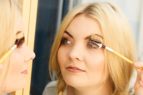 Primer Plano Mujer Haciendo Maquillaje Preparación Pestañas Usando Herramienta Cepillo — Foto de Stock