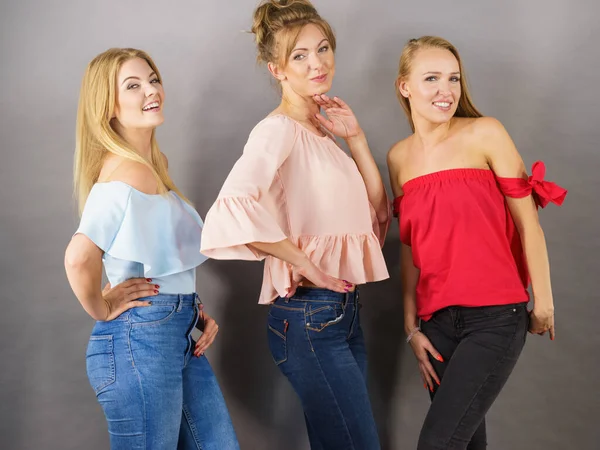 Felices Amigas Positivas Divirtiéndose Disfrutando Tiempo Libre Femenino Concepto Amistad — Foto de Stock