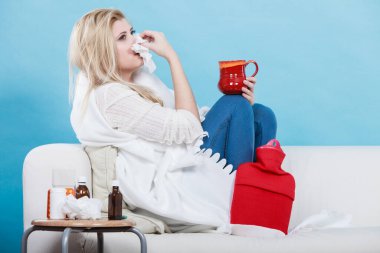 Hastalık, mevsimlik virüs sorunu kavramı. Kadının dokusuna kanepe hapşırma üzerinde yalan grip olan hasta