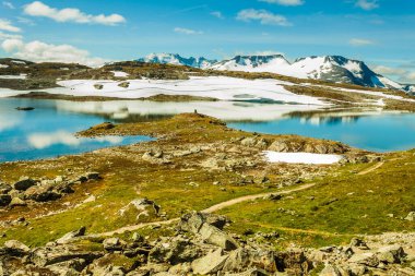 Spor aktivitesi. Norveç, Lom ve Luster arasında 55 Sognefjellet ulusal turizm rotasındaki kayak pistleri.