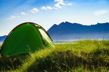 Yazın deniz kıyısında çadır. Okyanus kıyısında kamp yapmak. Lofoten takımadaları Norveç. Tatil ve seyahat.