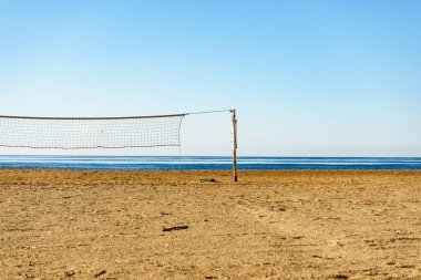Voleybol yaz sporu ekipmanları. Açık kumsalda ağ örgüsü var. Etkin yaşam biçimi.