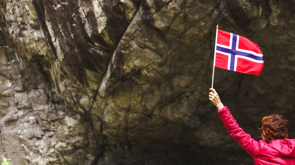 Donna Turistica Con Bandiera Norvegese Montagne Rocciose Pietra — Foto Stock