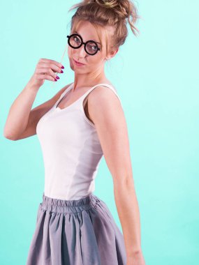 Komik inek gözlüğü takıyormuş gibi yapan zarif genç bir kadın. Eğitim ve öğrenim gören kadınlar konsept görünür.