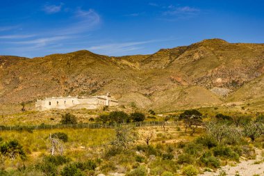 İspanyol dağları terk edilmiş binalarla kayalık arazi
